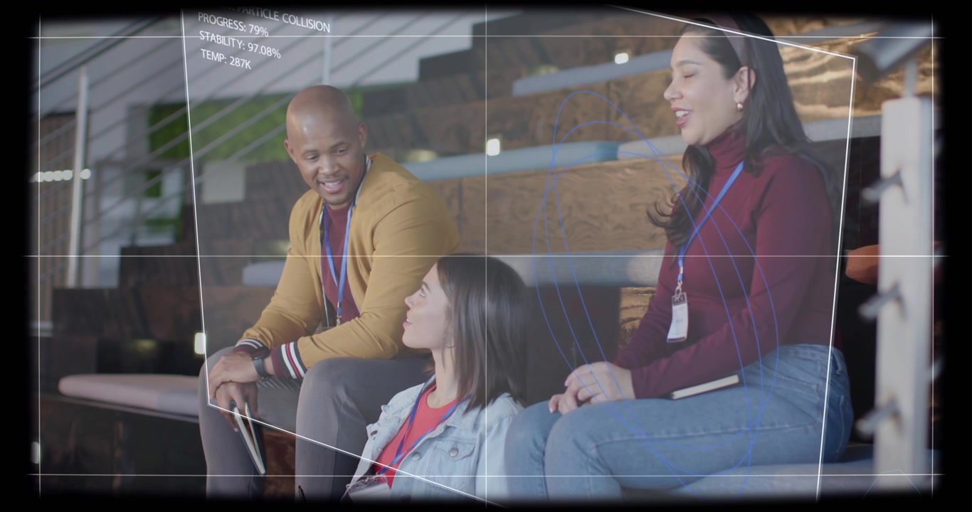 Trois participants assis à un atelier, un affichage tête haute apparaît, provoquant sourires, inclinaisons et rires, avec des tablettes.