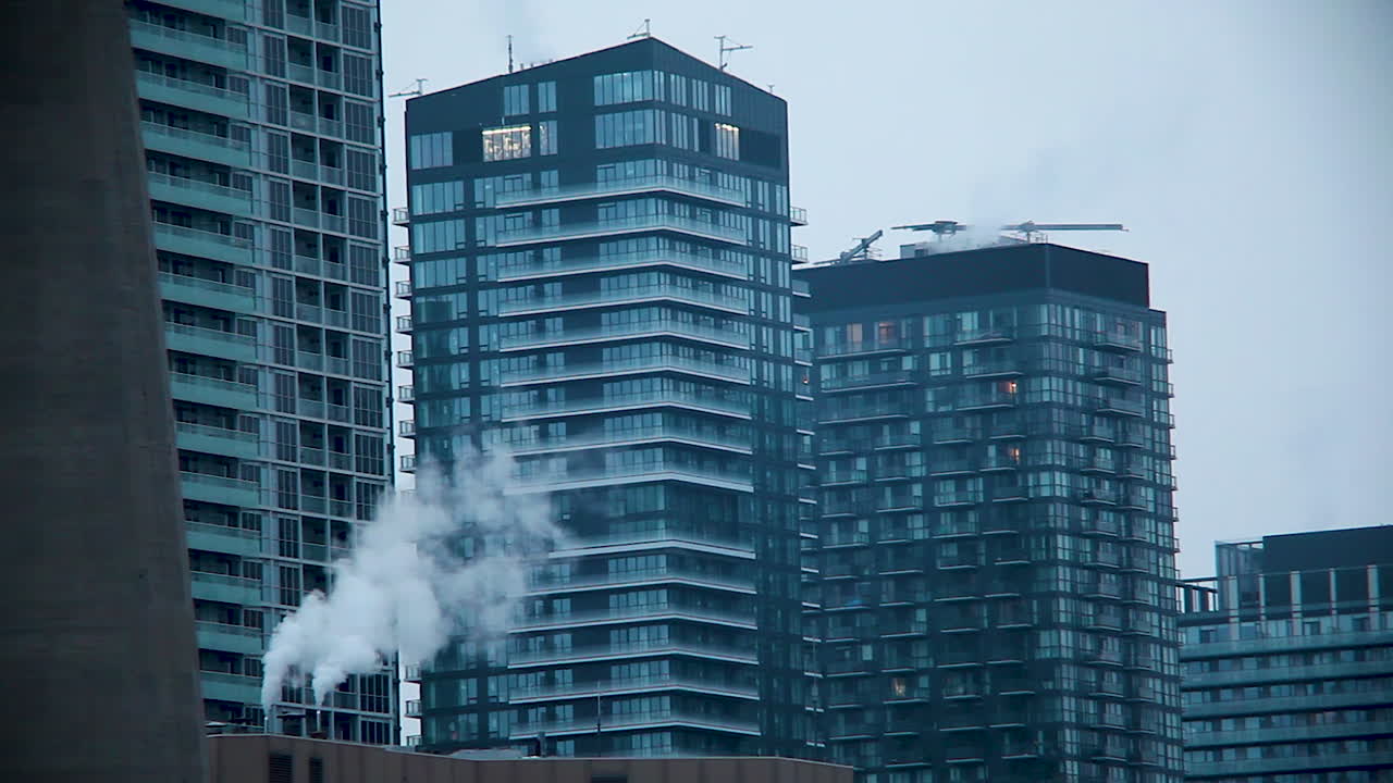 los rascacielos de toronto durante un invierno oscuro
