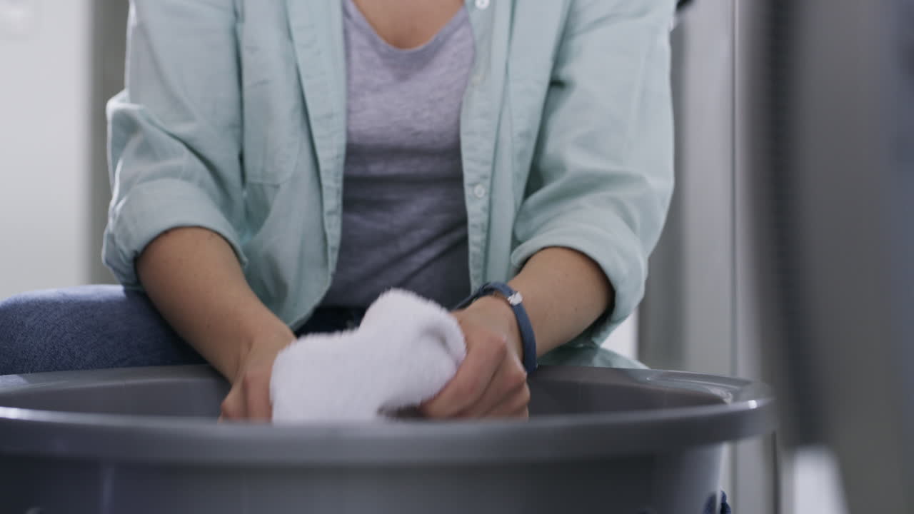 집 에서 세탁 을 하는 젊은 여자