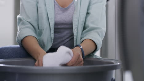 Una-Mujer-Joven-Lavando-La-Ropa-En-Casa