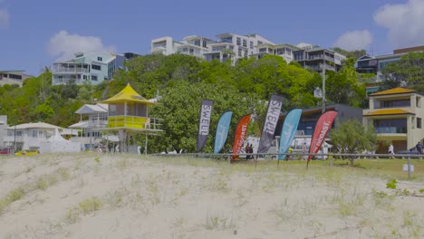 banderas coloridas y tiendas de campaña en la playa de arena