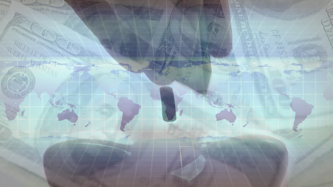 한 달러짜리 지폐가 손으로 돌면서 지폐를 돼지통에 넣는 애니메이션