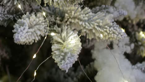 luces de navidad en el árbol de navidad. decoración y decoración del árbol de navidades.