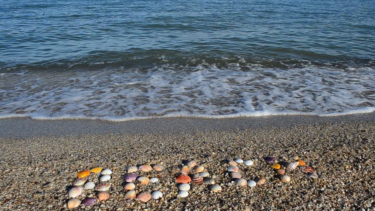 Inschrift Strand im Sand. Aufnahme am Strand