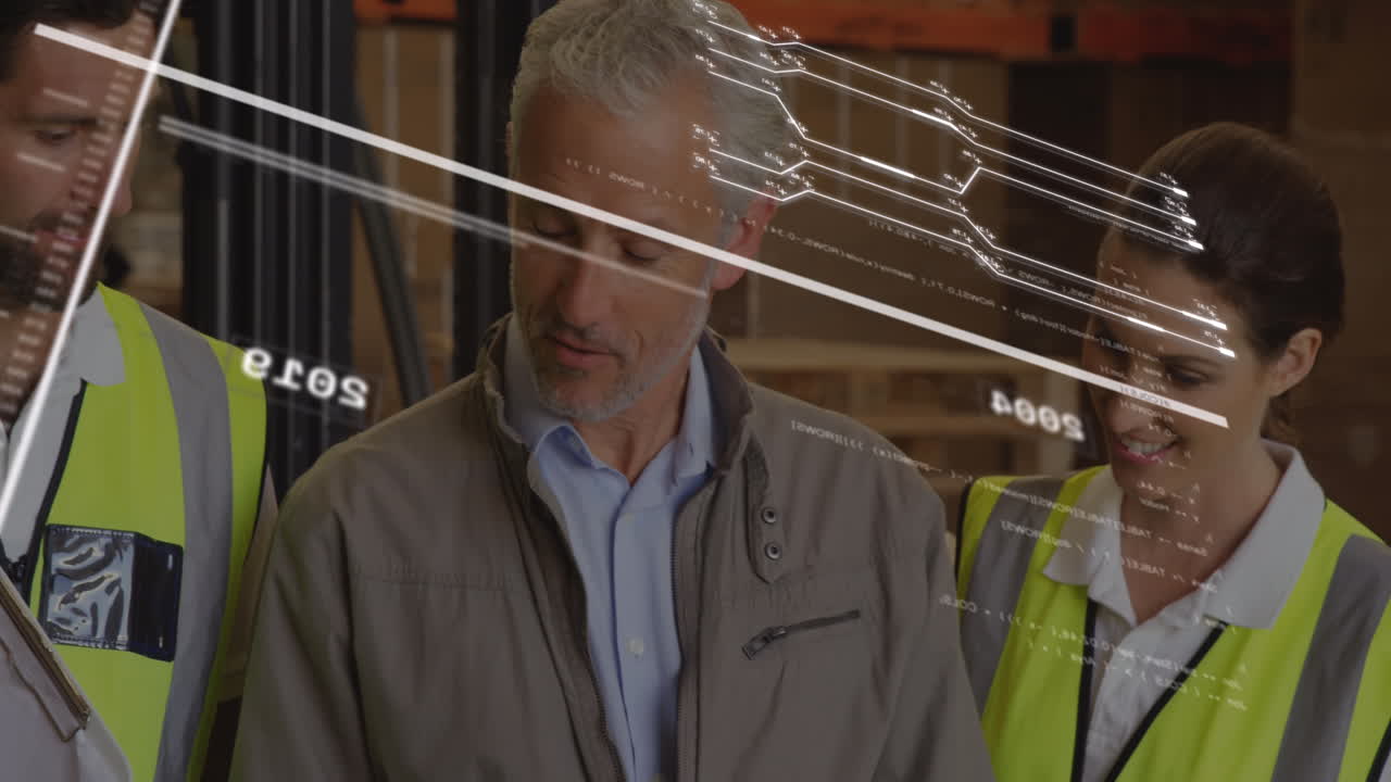 animación del procesamiento de datos en un equipo de diversos trabajadores y supervisor discutiendo en el almacén