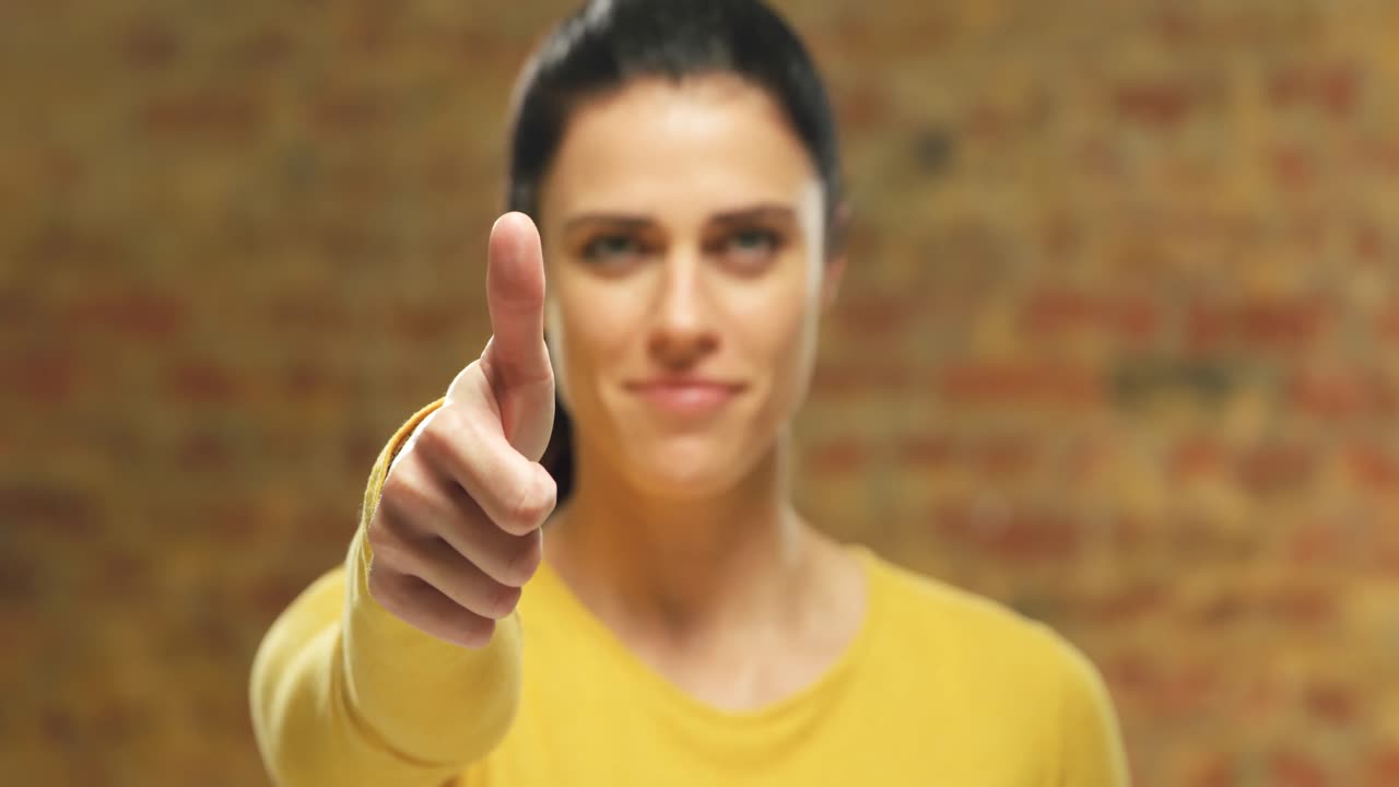 mujer usando una pantalla táctil interactiva