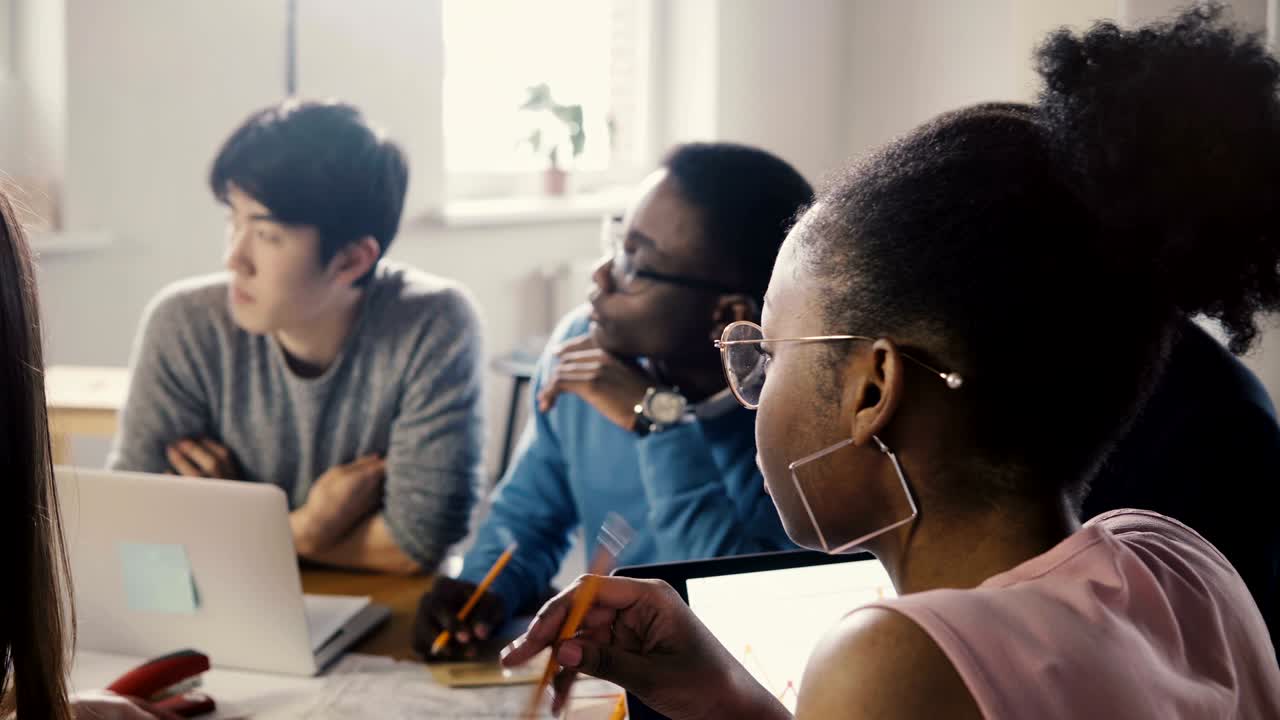 jefa que lidera la reunión del equipo de la oficina. joven grupo creativo multiétnico discutiendo el desarrollo de la estrategia de negocios. 4k