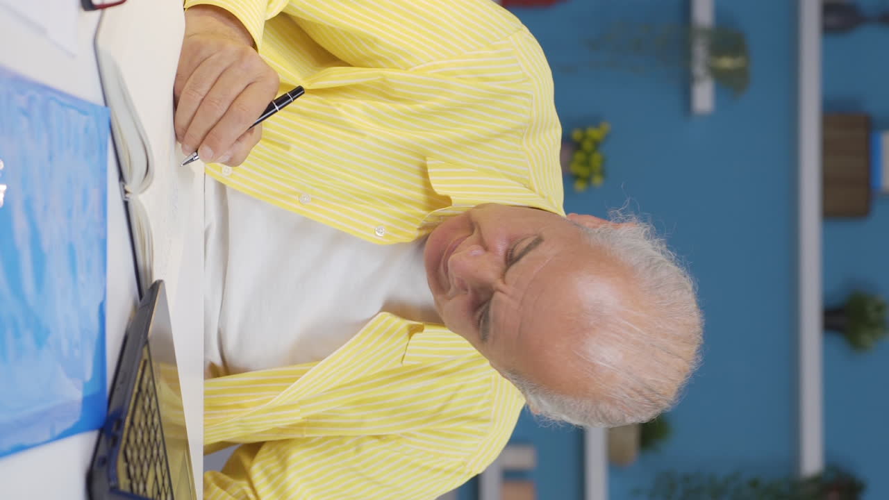 홈 오피스 직원 노인이 화를 내는 수직 비디오.