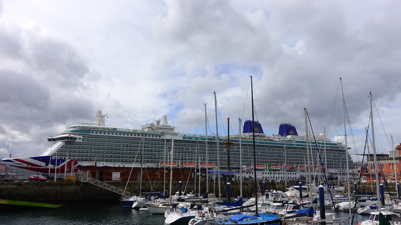 Krydstogtskibet og yachter i havnen. Tidsforløb. Krydstogtskibet Britannia. La Coruña, den store by i det nordvestlige Spanien, feriestedet og havnen. Tidsforløb.