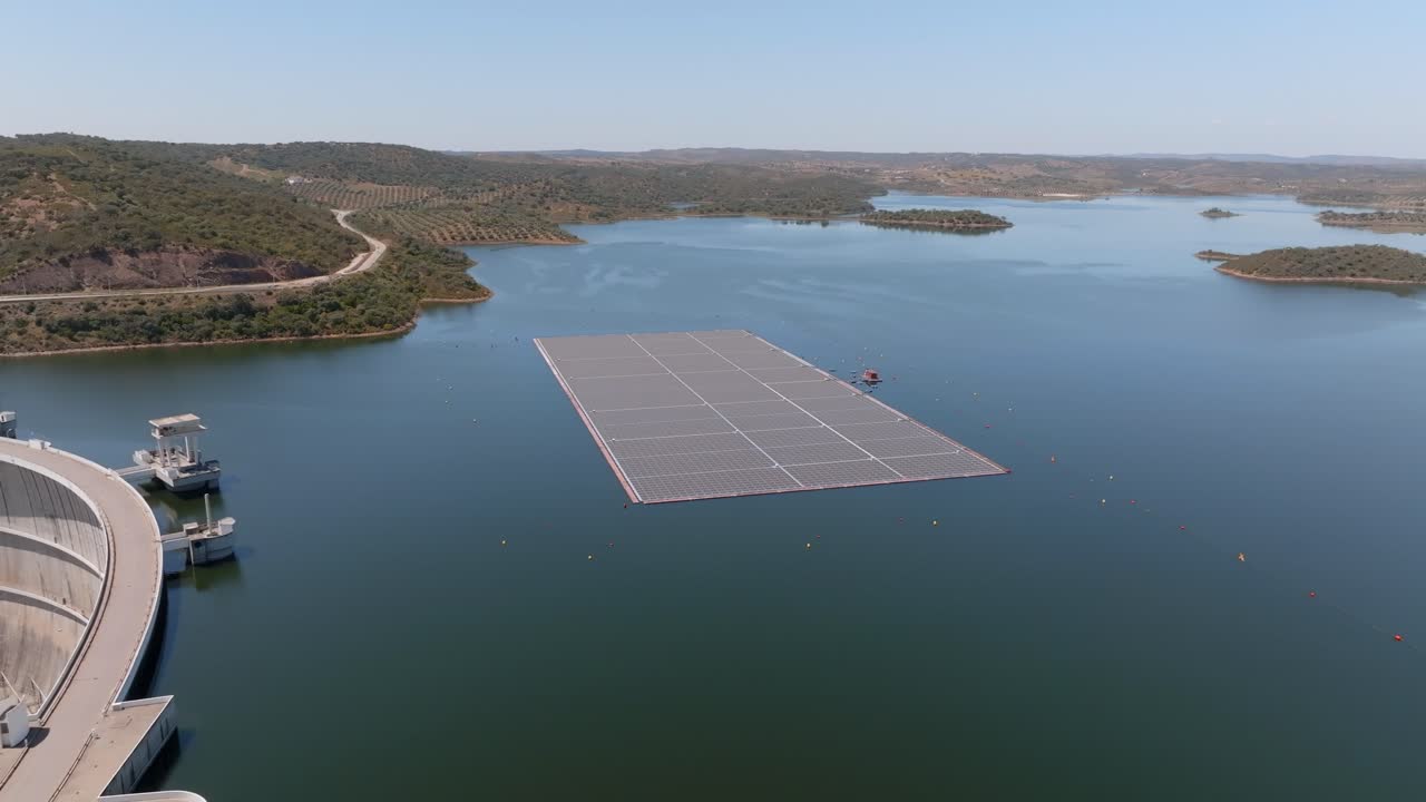 en torno a una granja solar gigante flotando en el gran lago de alqueva.