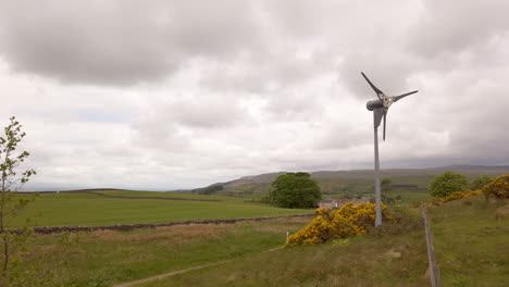 una pequeña turbina eólica en un lugar rural en leonards crag norte de stanmore cumbria