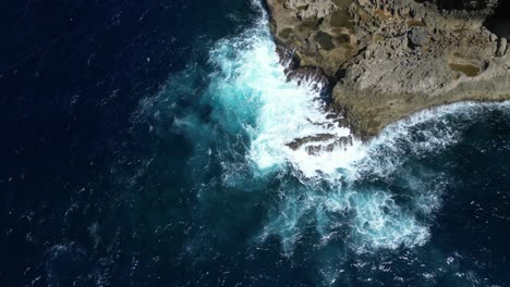 olas en espiral frente a la costa de la isla de nusa penida, indonesia en el verano