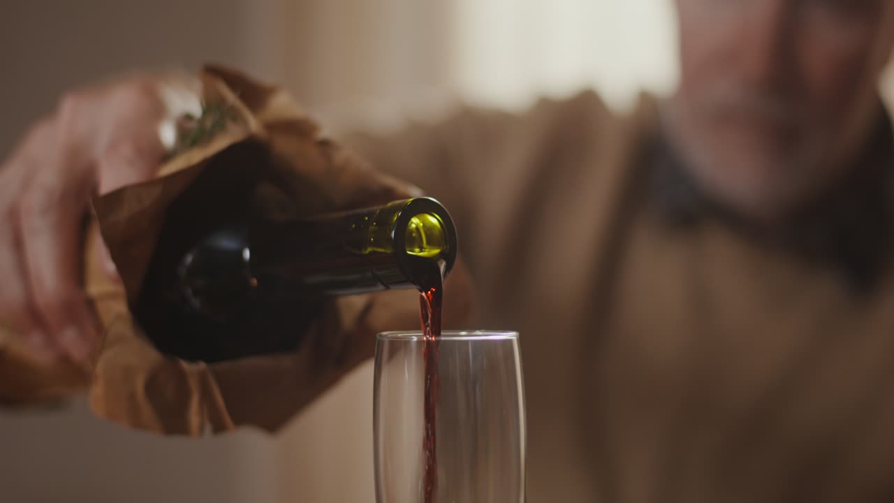 vertiendo vino tinto