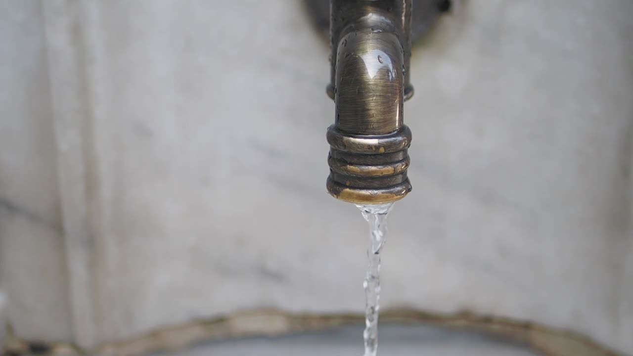 grifo de agua antiguo