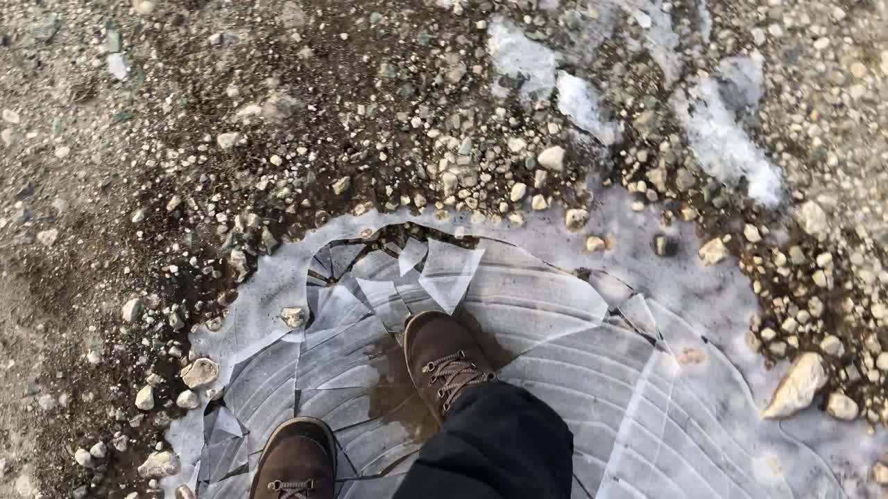 땅에 얼음을 깨는 남자