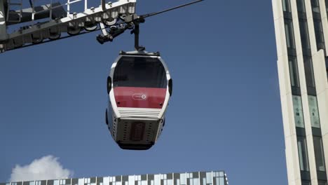 die seilbahn der emirate ist in der stadt ausgesetzt.