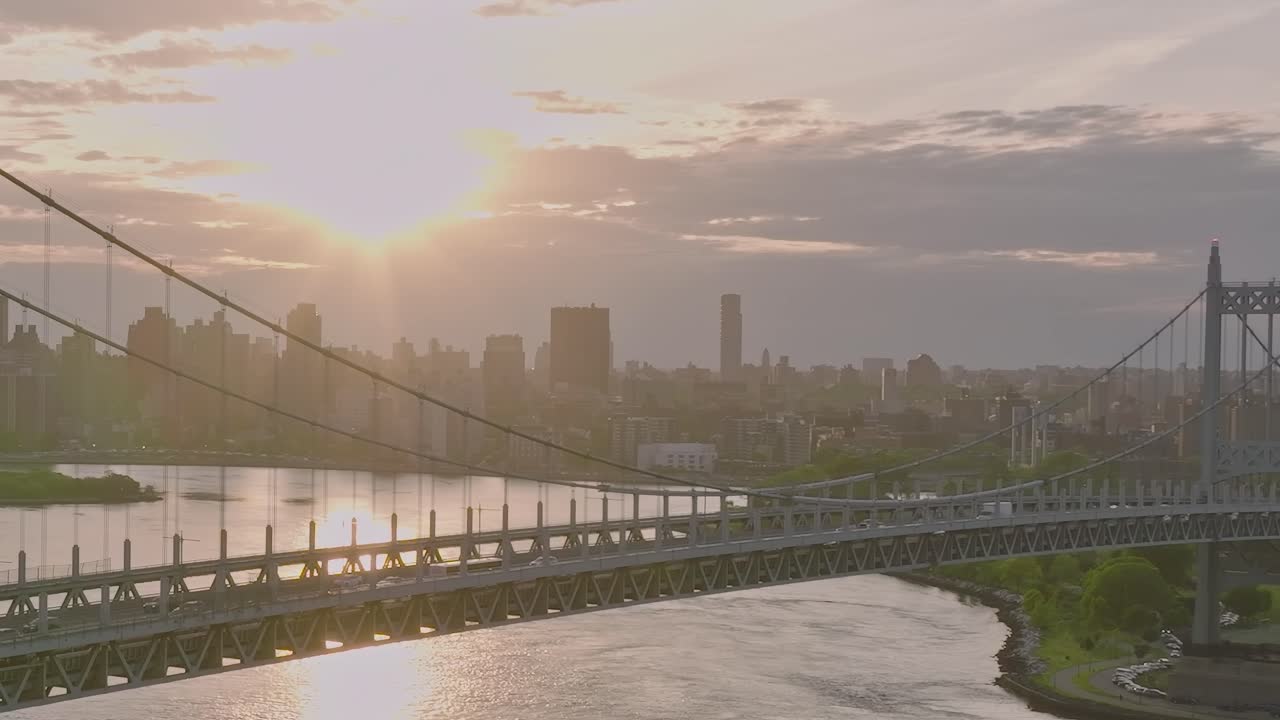 Tramonto sul paesaggio urbano e sul ponte a New York, USA