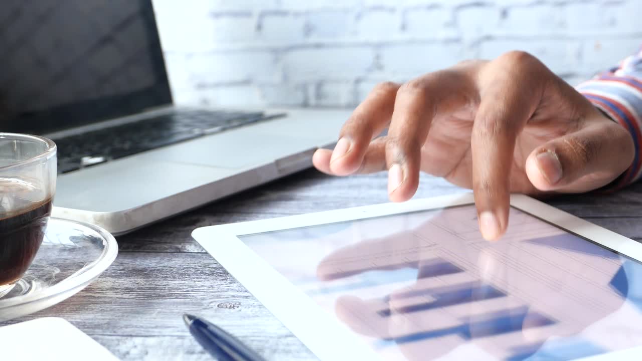 persona de negocios que utiliza una tableta con análisis de datos