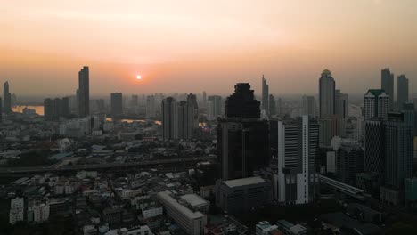 Atemberaubende-Drohnenaufnahmen-Bei-Sonnenuntergang-In-Bangkok-Mit-Dem-Fluss-Chao-Phraya