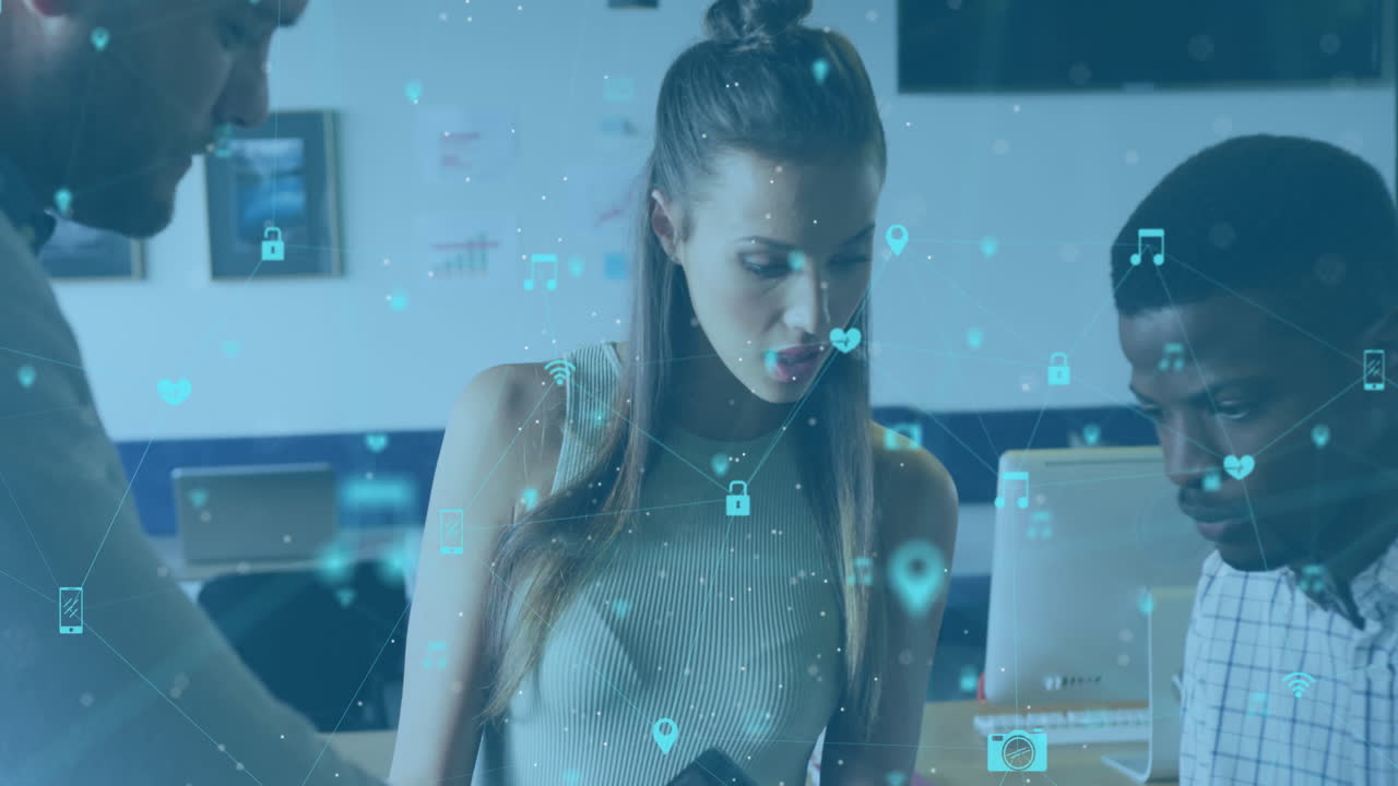 animación de la red de conexiones con iconos sobre diversas personas de negocios que se reúnen en la oficina