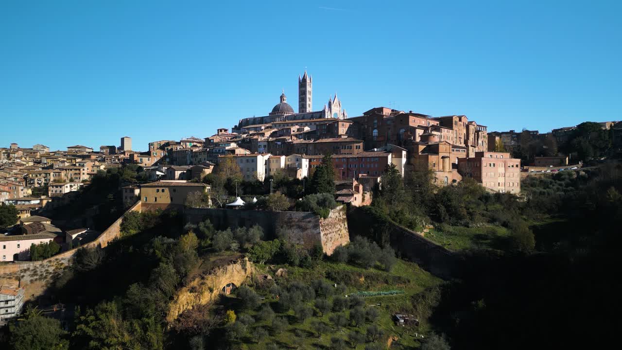 Ripresa aerea panoramica rivela la città di Siena su una collina in Toscana, Italia.