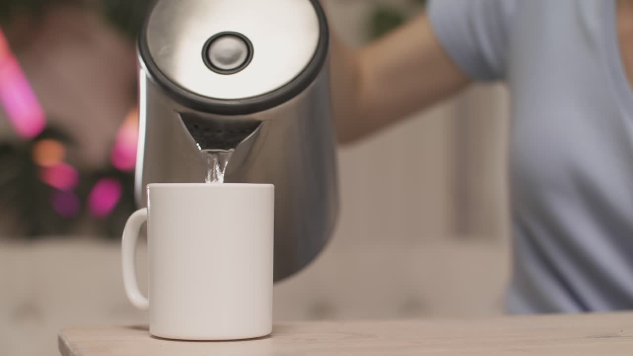 vertiendo agua caliente en la taza