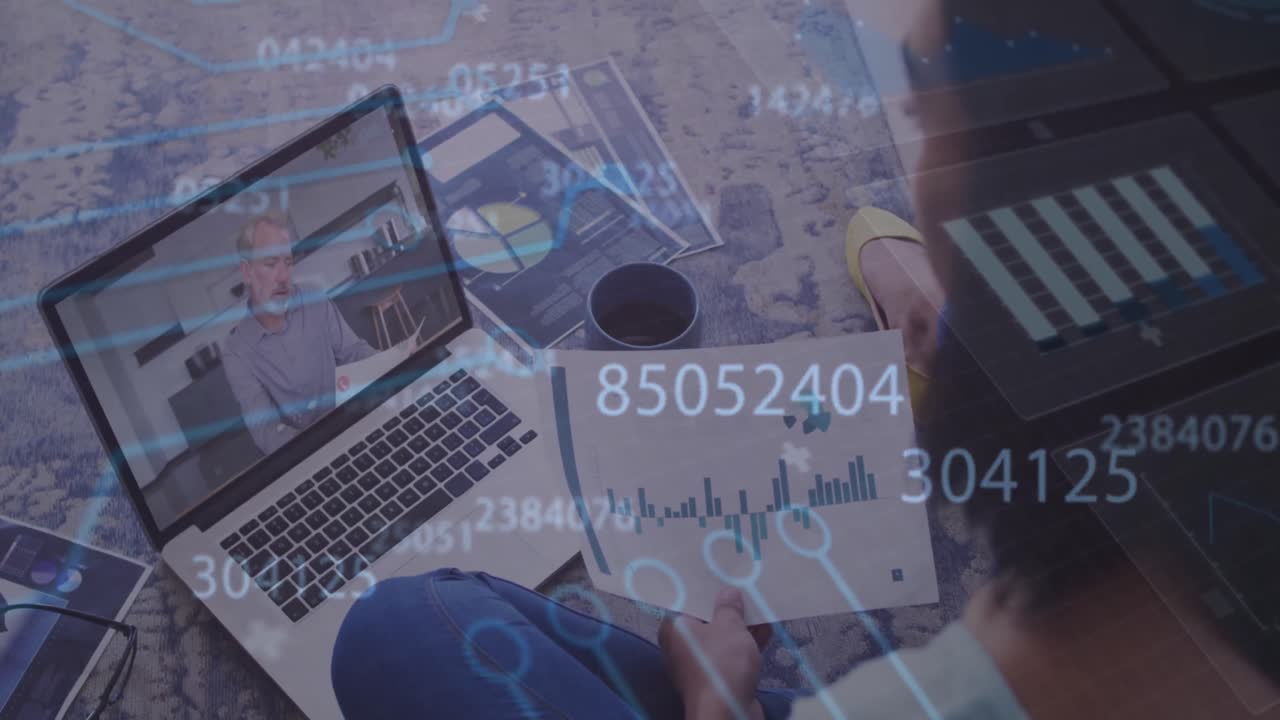 animación de números y gráficos, vista aérea de diversos compañeros de trabajo discutiendo informes en video llamada