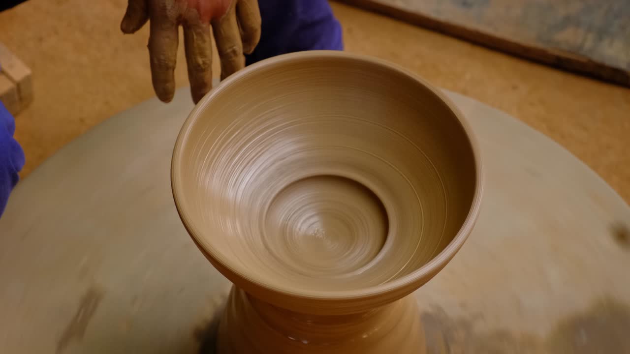 숙련된 도자기의 손은 도자기 바에 점토를 형성하고 점토 비 항아리를 조각합니다. 파그램, 우다이푸르, 라자스탄, 인도