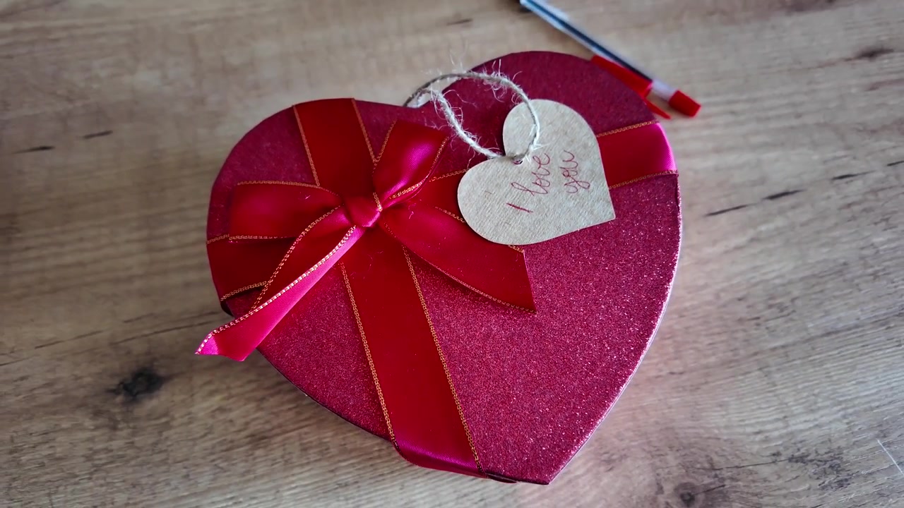 Caja de regalo en forma de corazón con etiqueta “Te quiero”. Regalo romántico