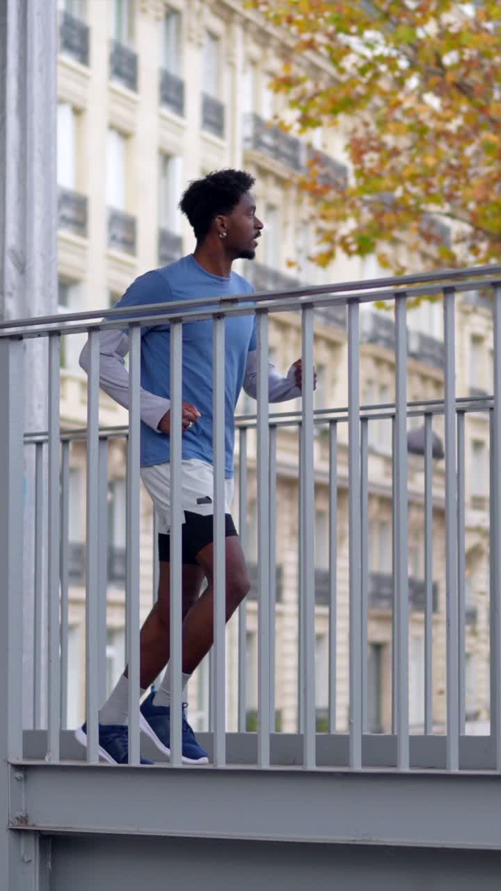 Uomo che corre sul ponte