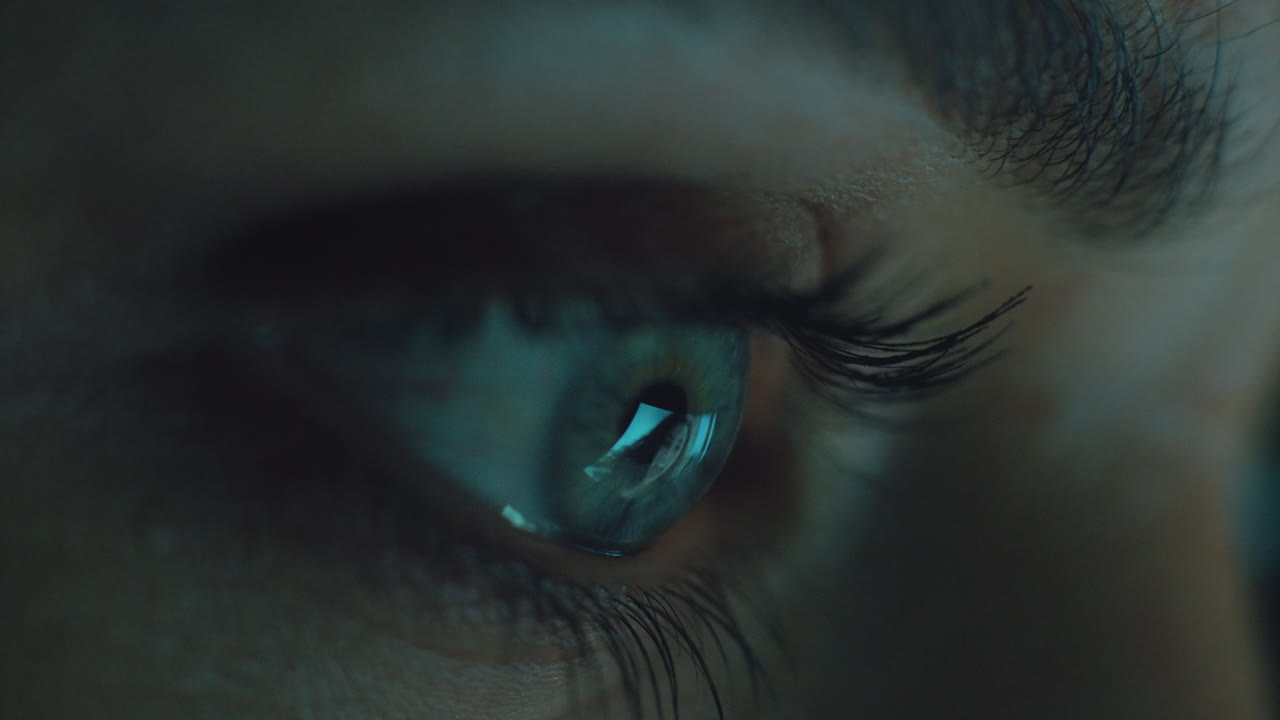 occhio macro che guarda video sullo schermo del tablet di notte