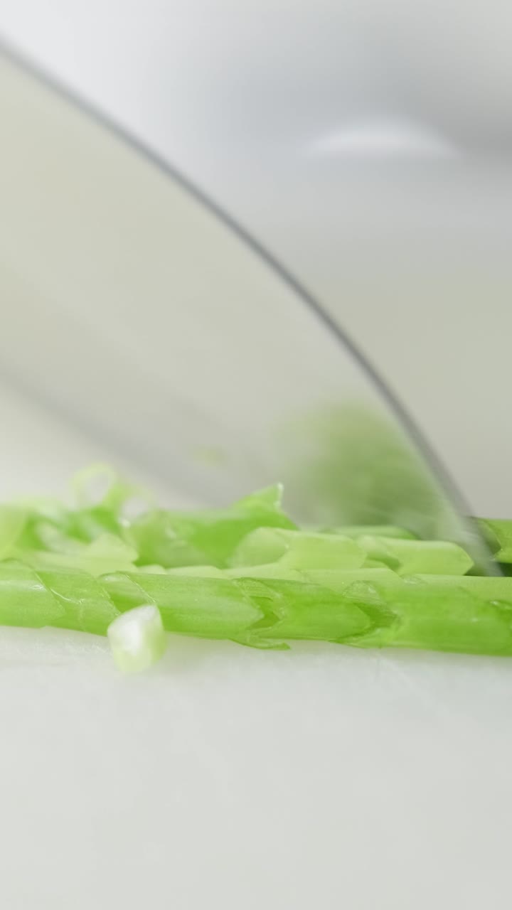 Cutting green onions