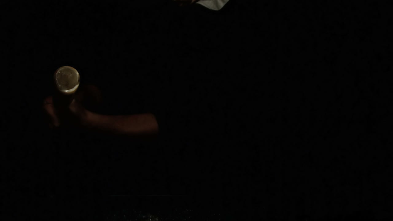 alguien golpeando el béisbol con un bate en fondo negro