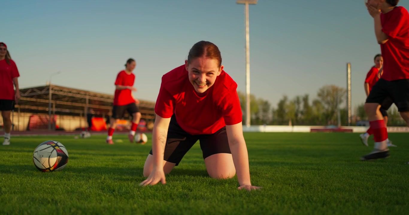 Entschlossene Fußballspielerin steht auf grünem Feld