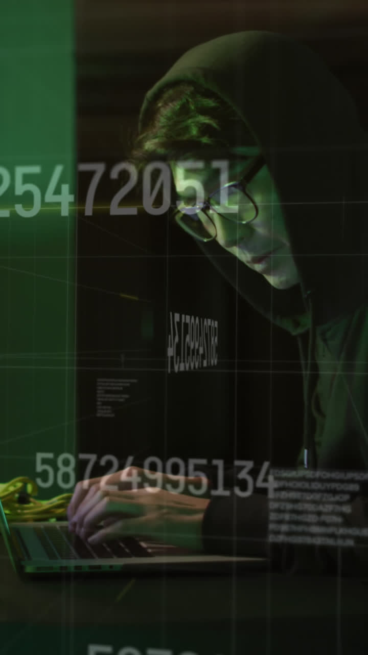 Animazione di elaborazione dati sopra un hacker asiatico in una sala server.