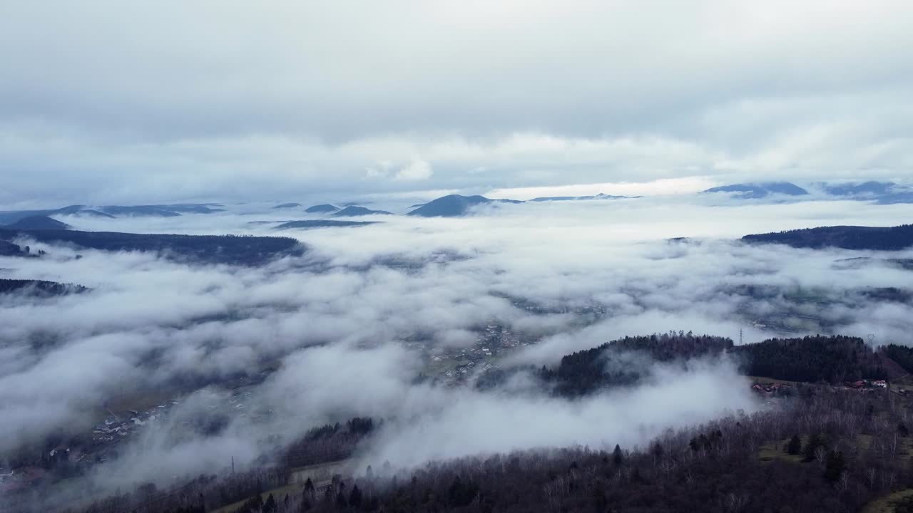 떠오르는 산들과 낮은 구름의 조감도