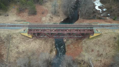 antena: viejo puente de metal construido sobre un río que fluye en europa del este