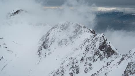 Timelapse,-Picos-Nevados-De-Los-Alpes-Y-Nubes-En-Un-Día-Soleado