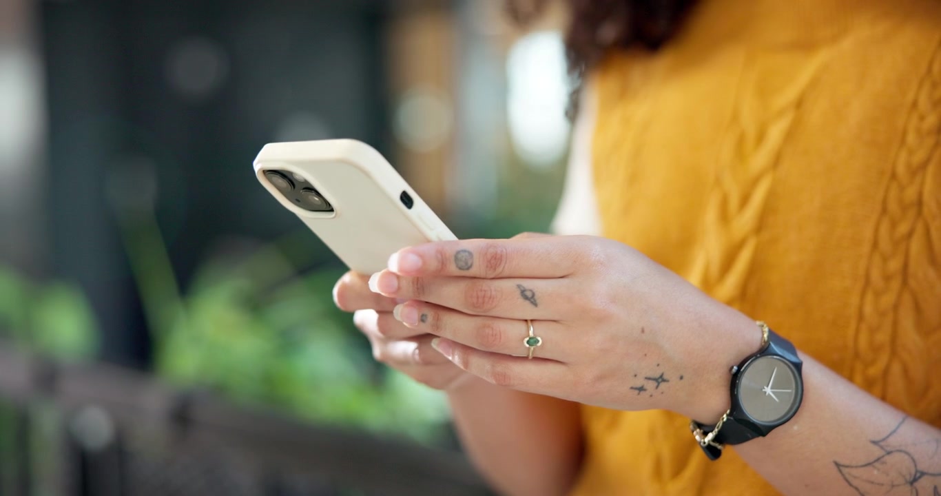 Giovane donna che usa lo smartphone in un ambiente informale