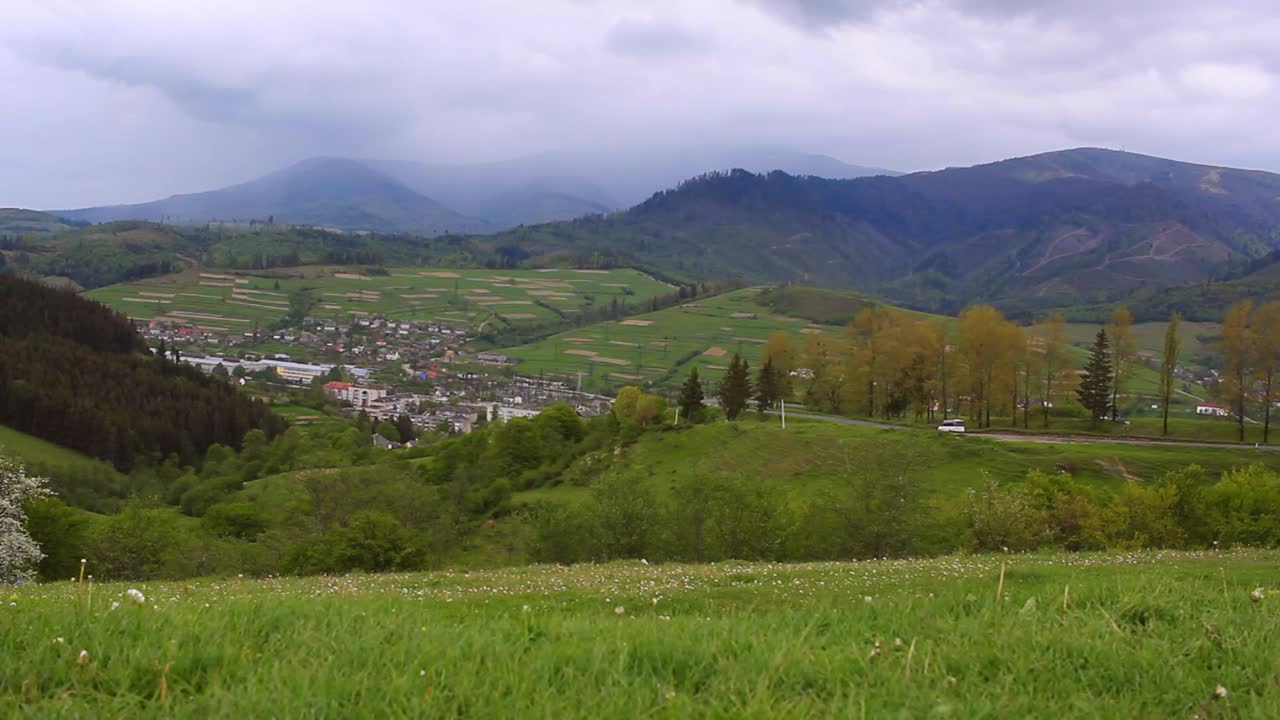 산악 마을 풍경. 산에 위치한 마을의 풍경