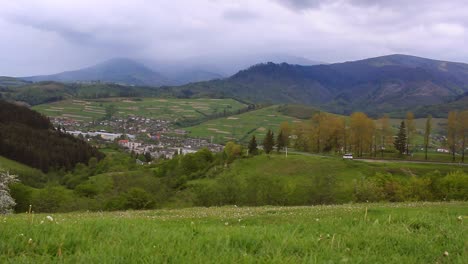 paisaje del pueblo de montaña. vista del pueblo situado en las montañas