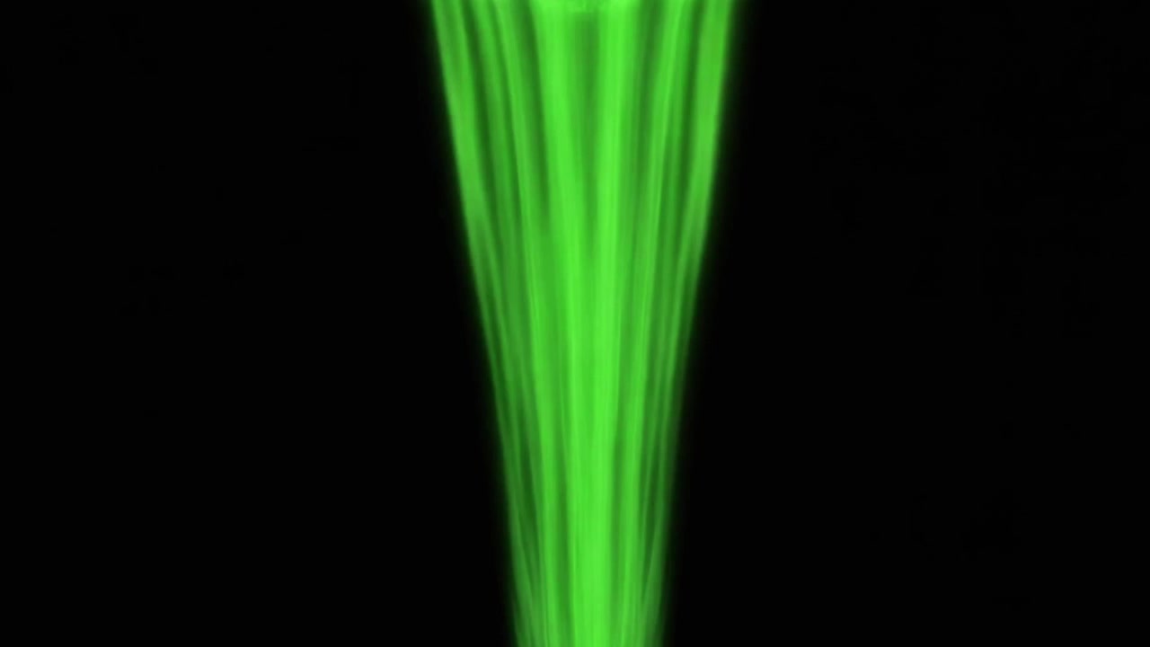 Fascio di luce verde astratto che fluisce verso il basso su sfondo nero