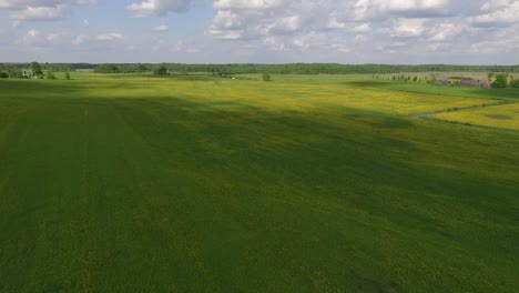 paisaje panorámico del campo en verano desde arriba y desde el suelo con rollos de heno y caminos