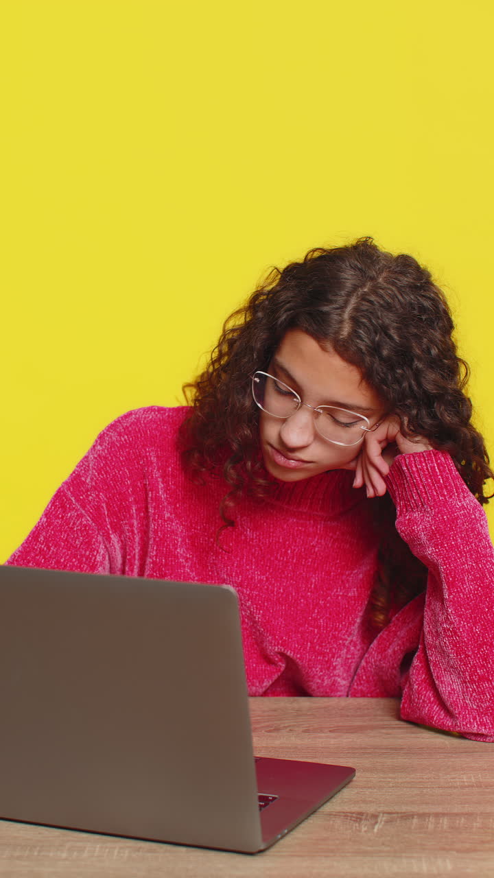 cansada aburrida estresada caucásica joven adolescente usando portátil sintiéndose molesta durante el estudio o el trabajo