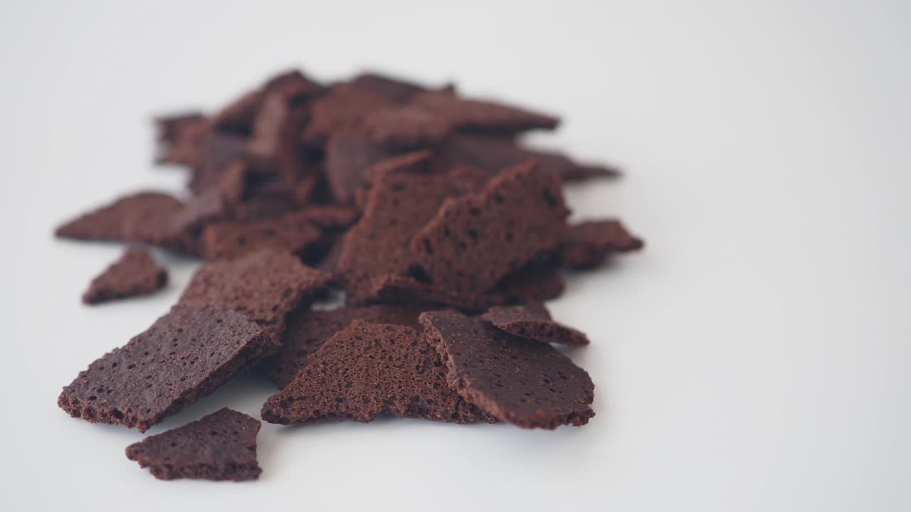 trozos de brownies de chocolate rotos