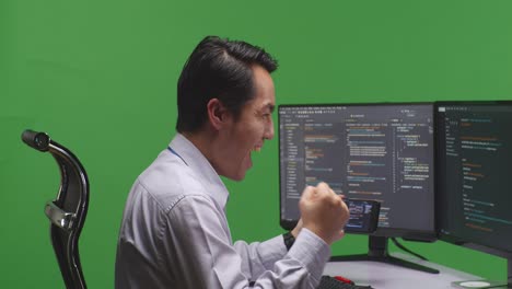 programador celebrando un éxito de codificación
