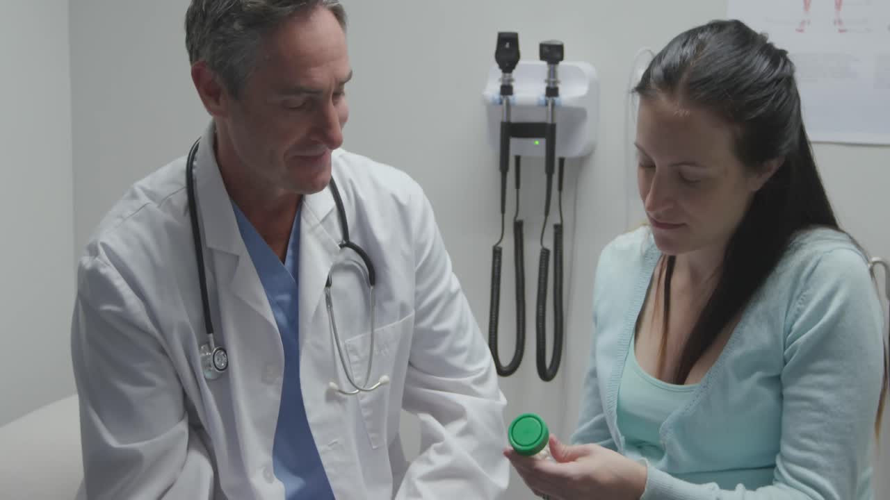 profesional médico y paciente