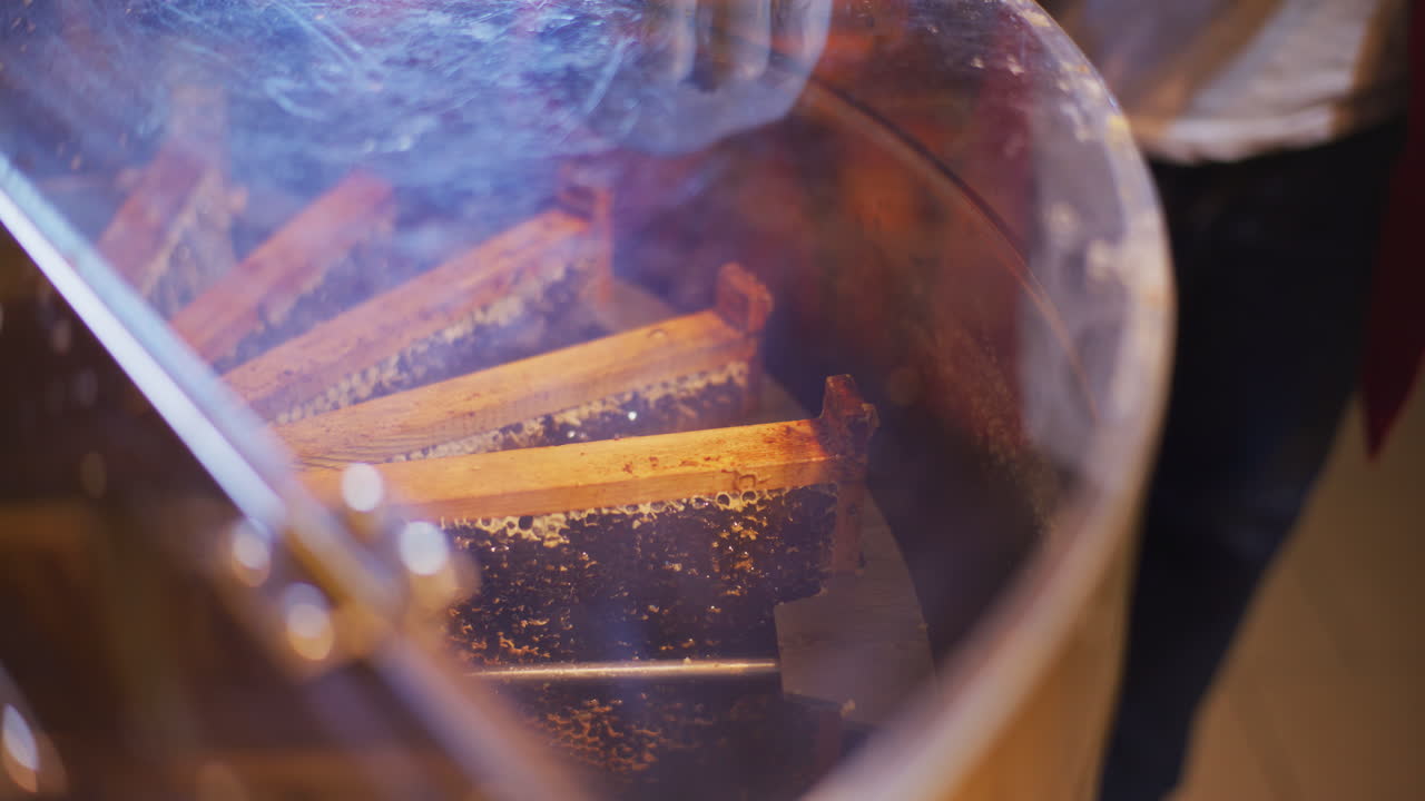 l'apicoltore mette le cornici nella macchina per la produzione di miele