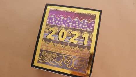 Scrapbook-Im-Vintage-Stil-2021-Mit-Coolem-Papier,-Das-Sich-Auf-Einer-Holzoberfläche-Dreht