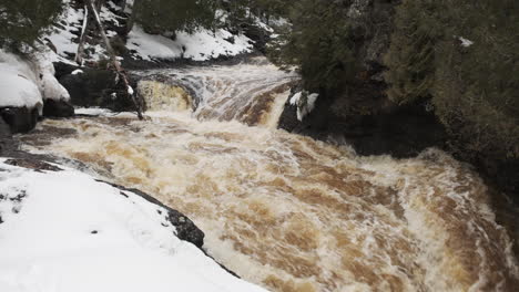 Frühlingsschmelze-Strömt-Durch-Ein-Felsiges-Flussbett